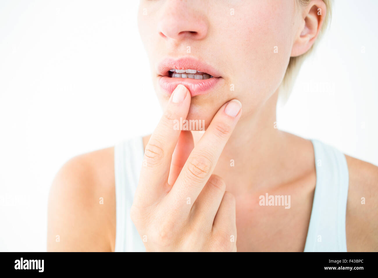 Nachdenkliche Frau ihre Lippen berühren Stockfoto