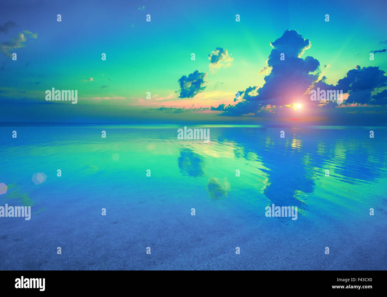 Früh morgens, Sonnenaufgang über dem Meer Stockfoto