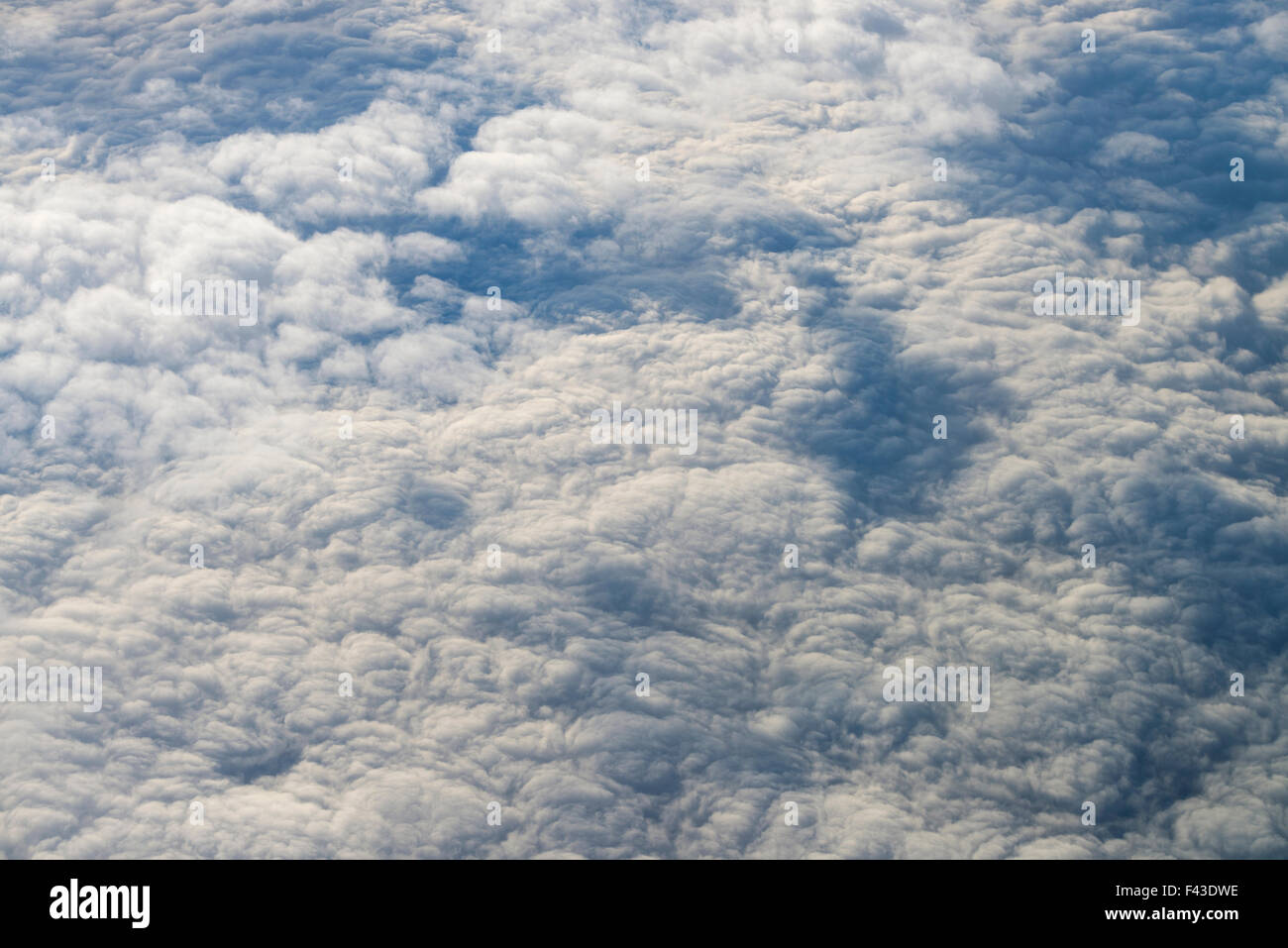 Luftaufnahme von Wolkengebilde über der Ostsee Stockfoto