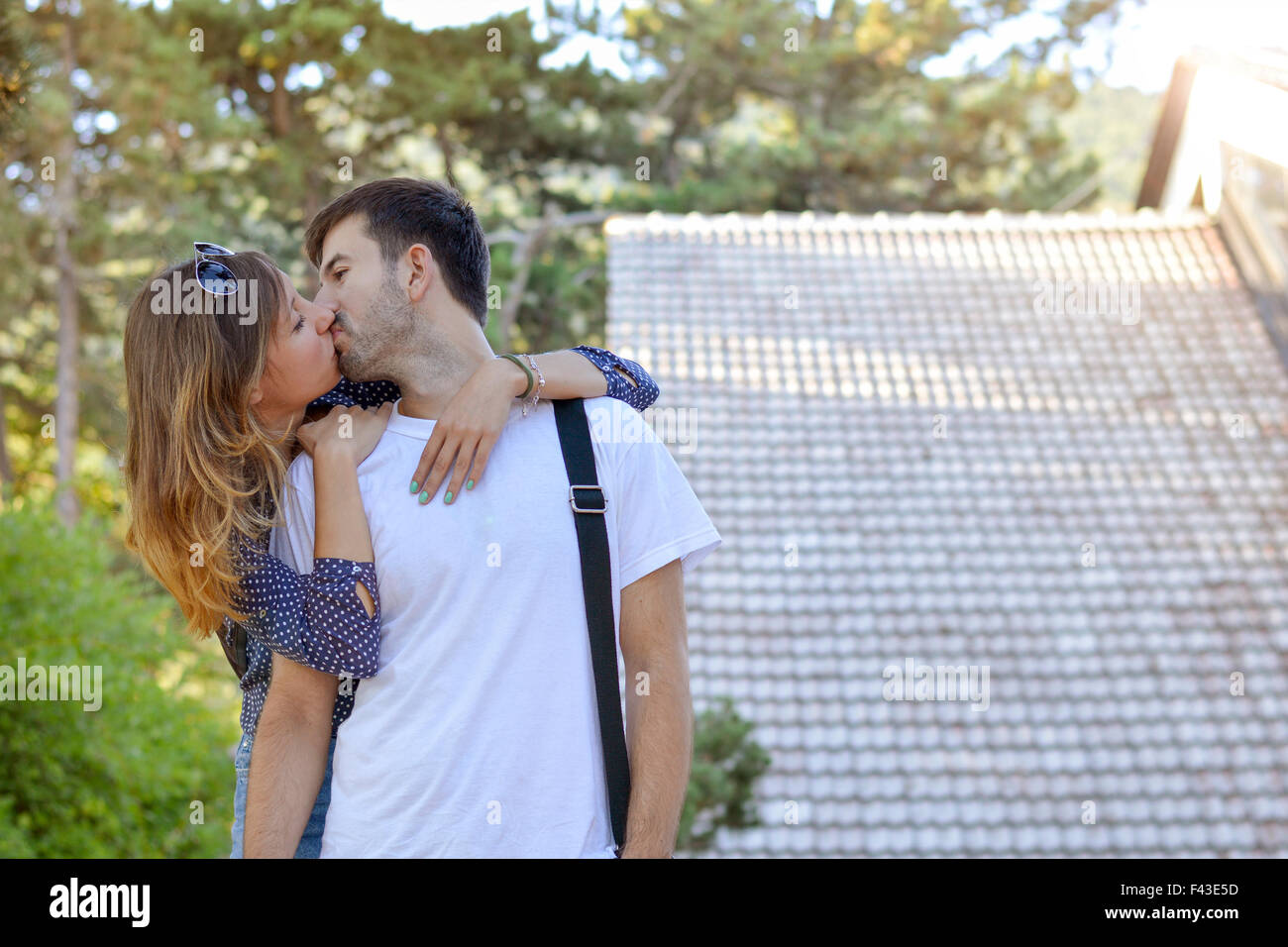 Paar küssen vor das Mountain resort Stockfoto