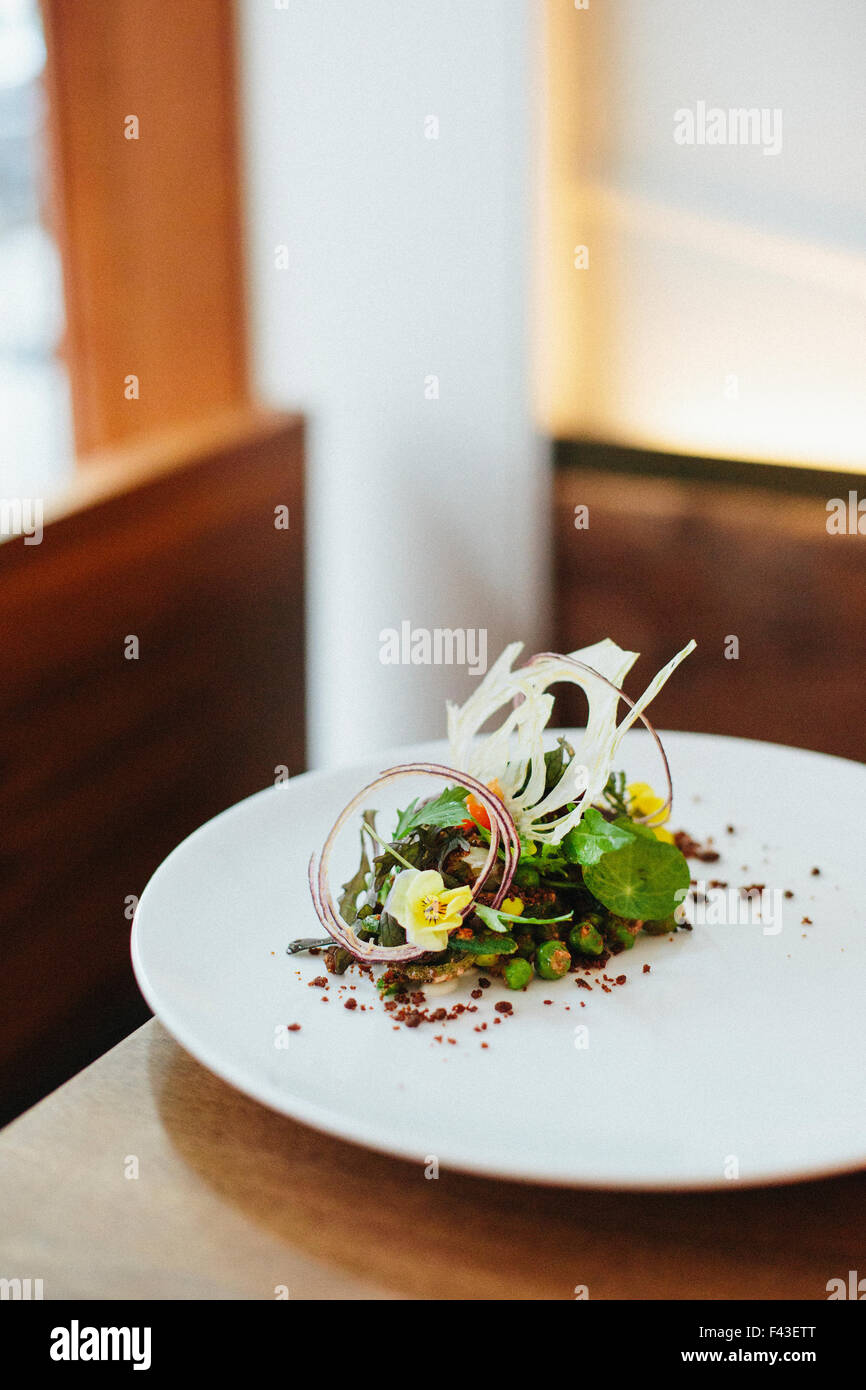 Nahaufnahme von einem elegant präsentierten Teller mit Essen in einem Stadtrestaurant. Stockfoto