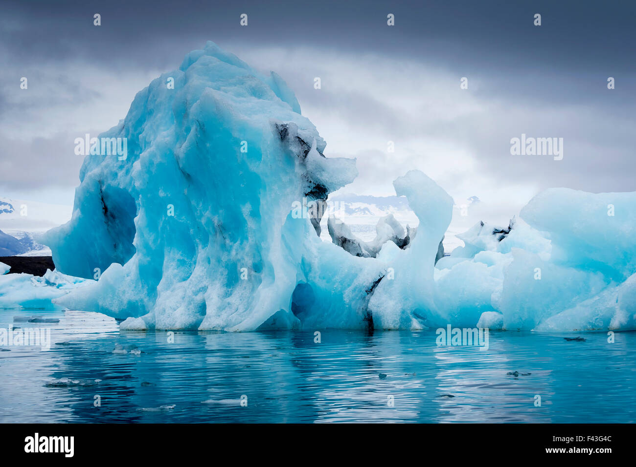 Gletschersee an der Spitze des Breidamerkurjokull-Gletschers, Wih Eisformationen und Eisschollen. Stockfoto