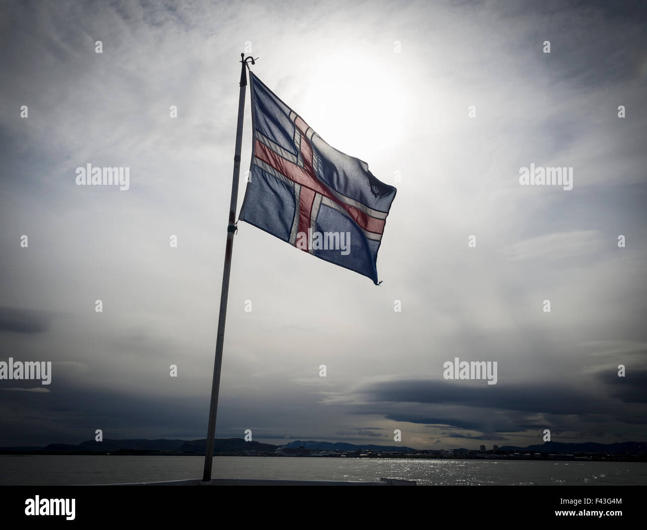 Die Nationalflagge von Island, gegen ein bewölkter Himmel fliegen Stockfoto