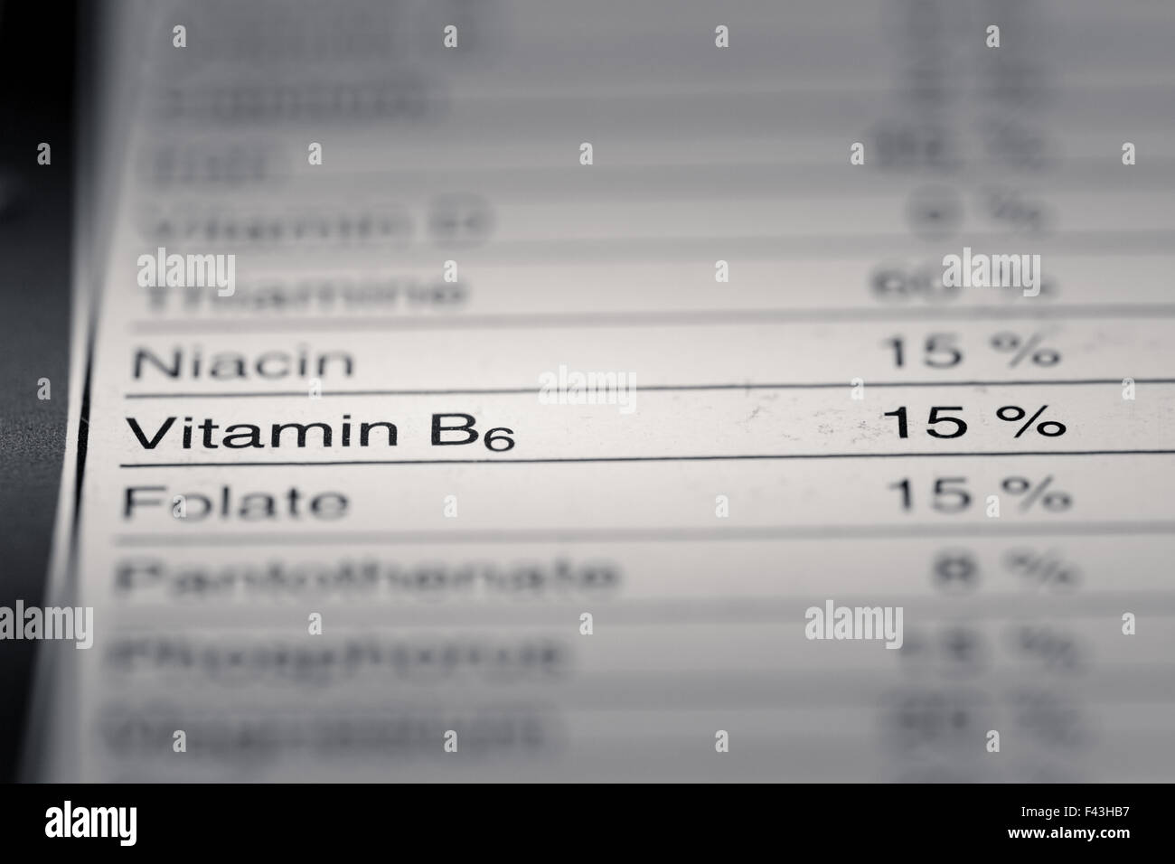 Geringe Schärfentiefe Feldbild der Fakten Vitamin B6 Nährwertangaben finden wir ein Supermarkt Produkt. Stockfoto