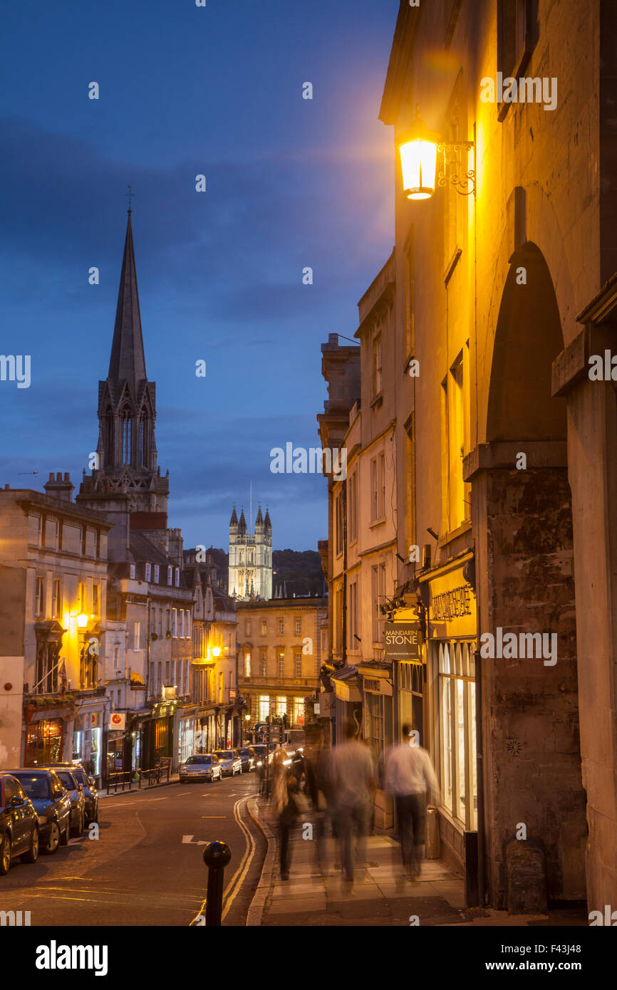 Abend an der Broad Street in Bath, England. Mit Blick auf St. Michaels Kirche und Bath Abbey. Stockfoto