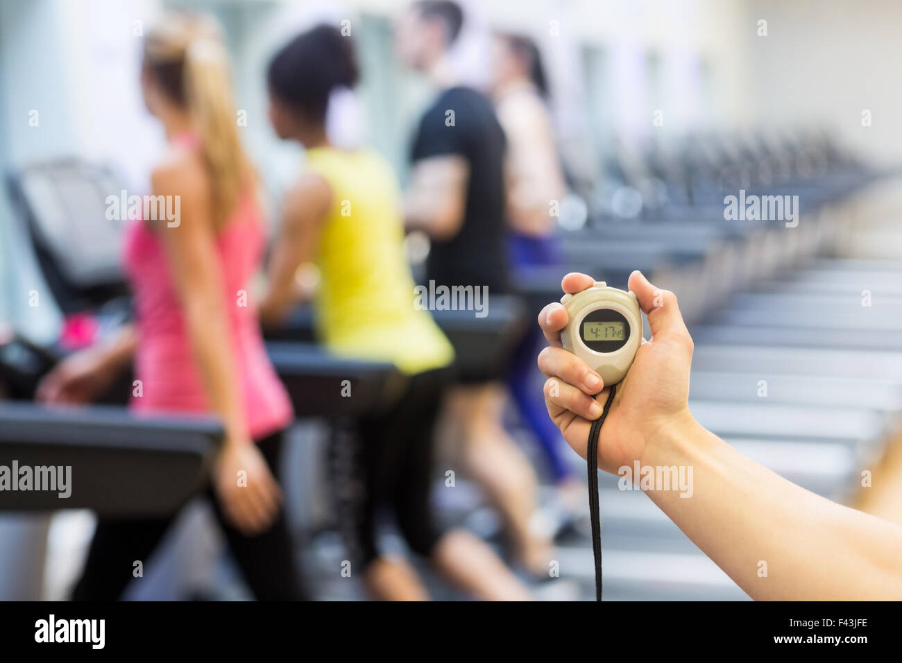 Trainer zeigt die Stoppuhr Stockfoto