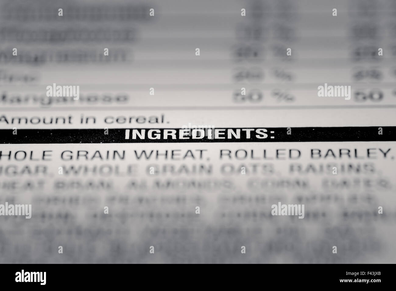 Geringe Schärfentiefe Feldbild der Fakten Zutaten Nährwertangaben finden wir ein Supermarkt Produkt. Stockfoto