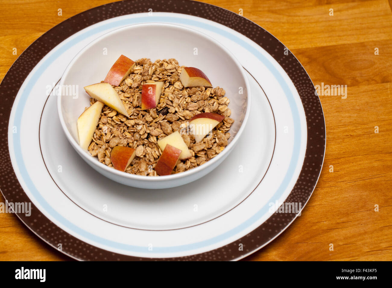 Frühstück, Müsli und Äpfel, eine gesunde Lebensweise start in den Tag, in einer Schüssel bereit, zu genießen. Stockfoto