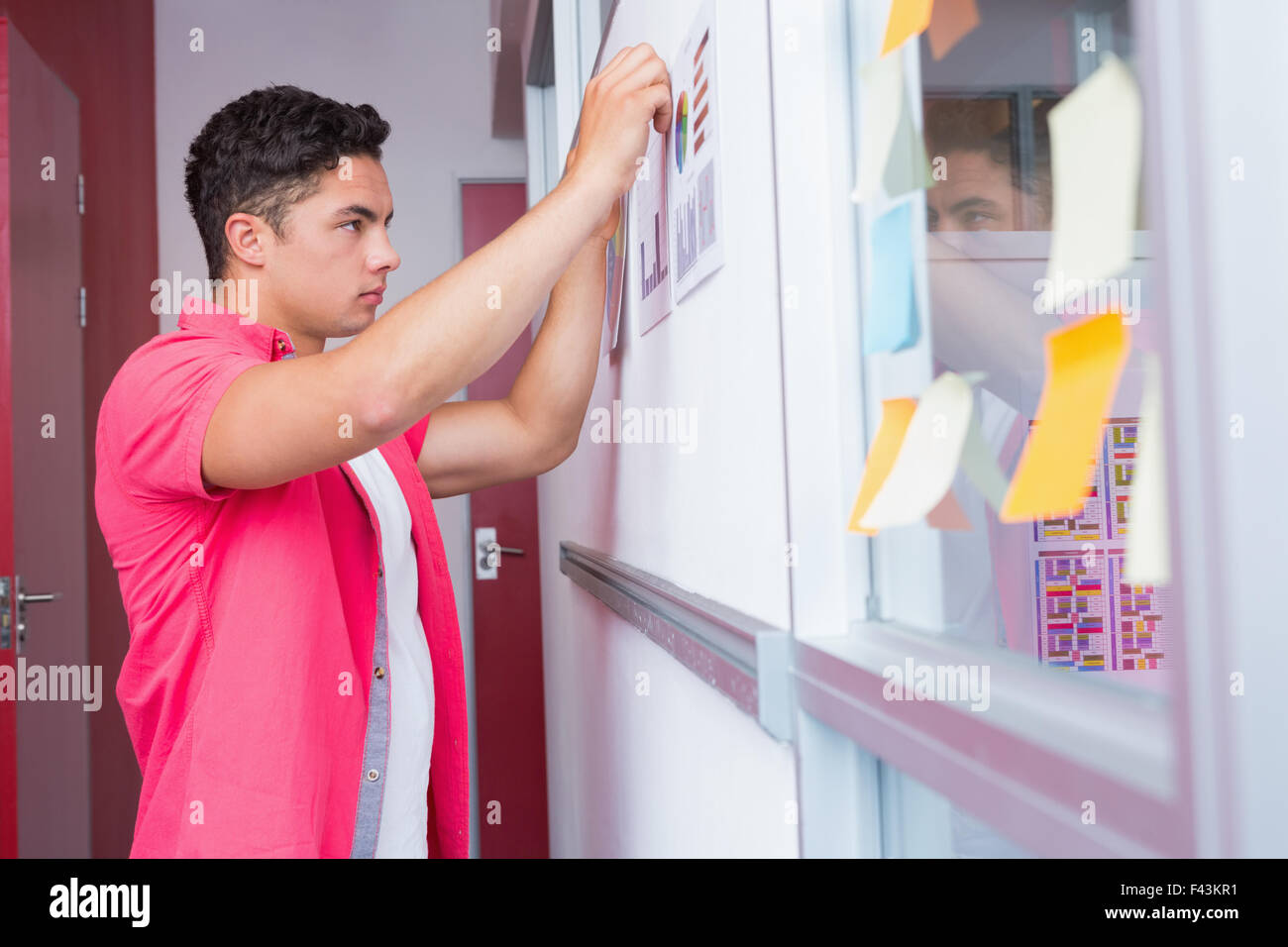 Student, Grafiken auf der Wand Stockfoto