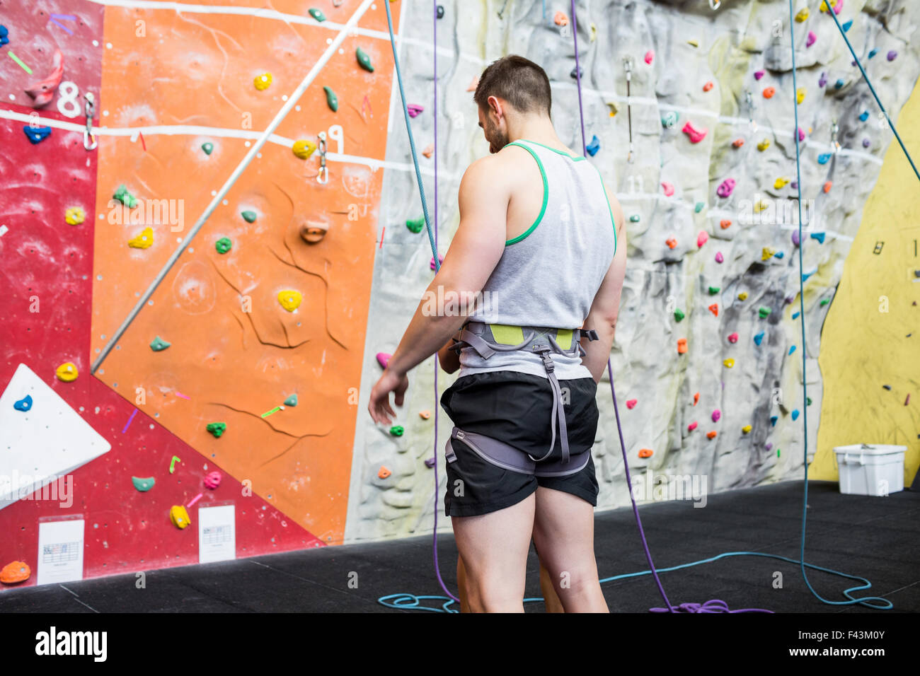 Fit Mann immer bereit, Klettern Stockfoto