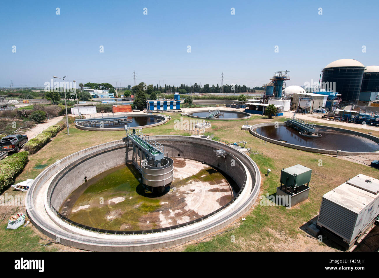 Leere Vorklärung Pool auf einer Abwasser-Aufbereitungsanlage. Das aufbereitete Wasser wird dann für die Bewässerung und Agricultura verwendet. Stockfoto