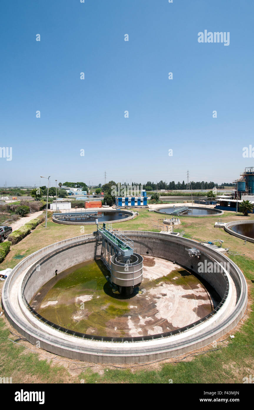 Leere Vorklärung Pool auf einer Abwasser-Aufbereitungsanlage. Das aufbereitete Wasser wird dann für die Bewässerung und Agricultura verwendet. Stockfoto