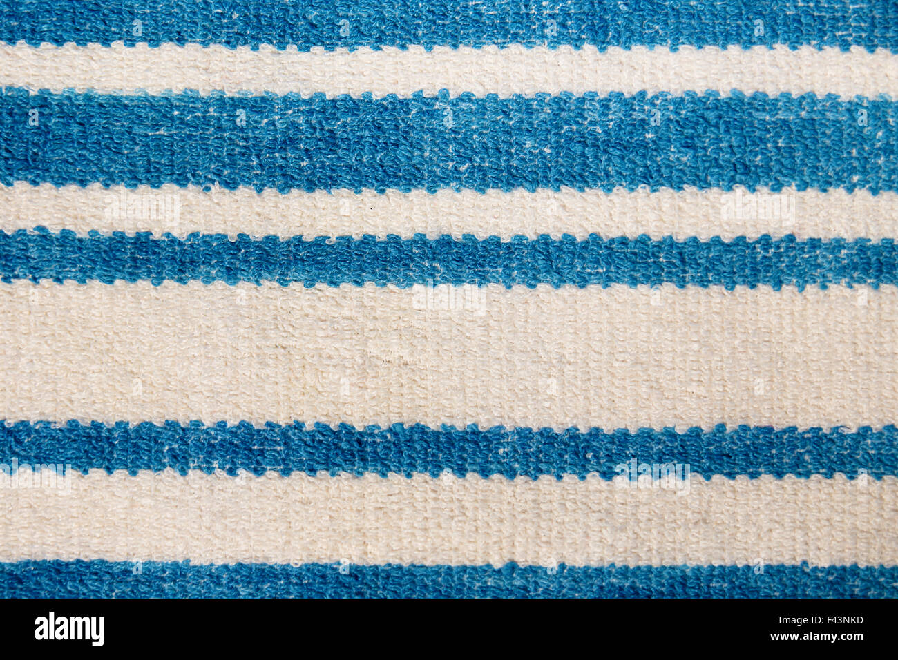 Handtuch mit blauen Querstreifen. Makro Stockfoto