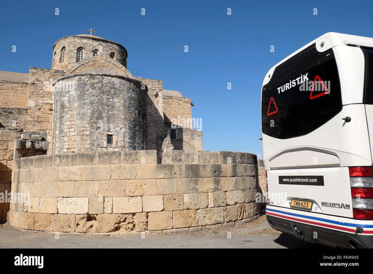 Turistik Touristische Tour Bus vor St. Barnabas Kloster Ikone & Archäologisches Museum Gebäude in Salamis Famagusta Nordzypern KATHY DEWITT geparkt Stockfoto
