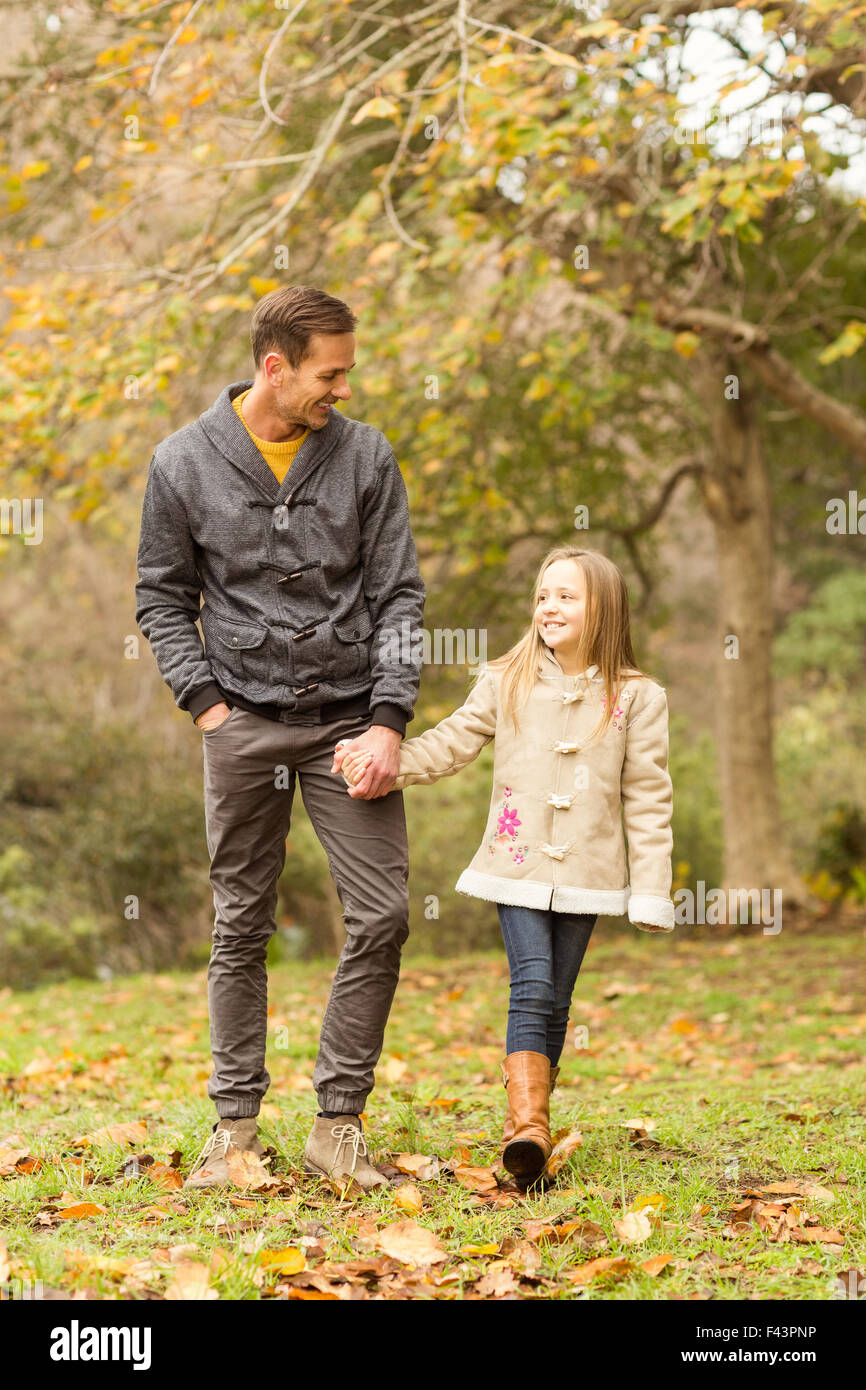 Glücklicher Vater und Tochter zusammen im Park spazieren Stockfoto