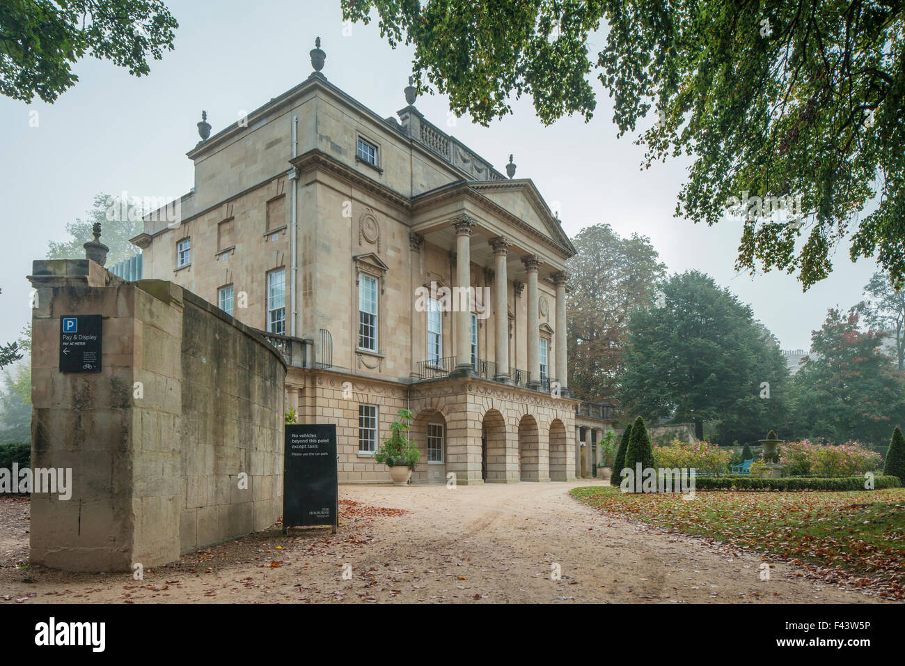 Nebligen Morgen im Holburne Museum in Bath, Somerset, England. Stockfoto