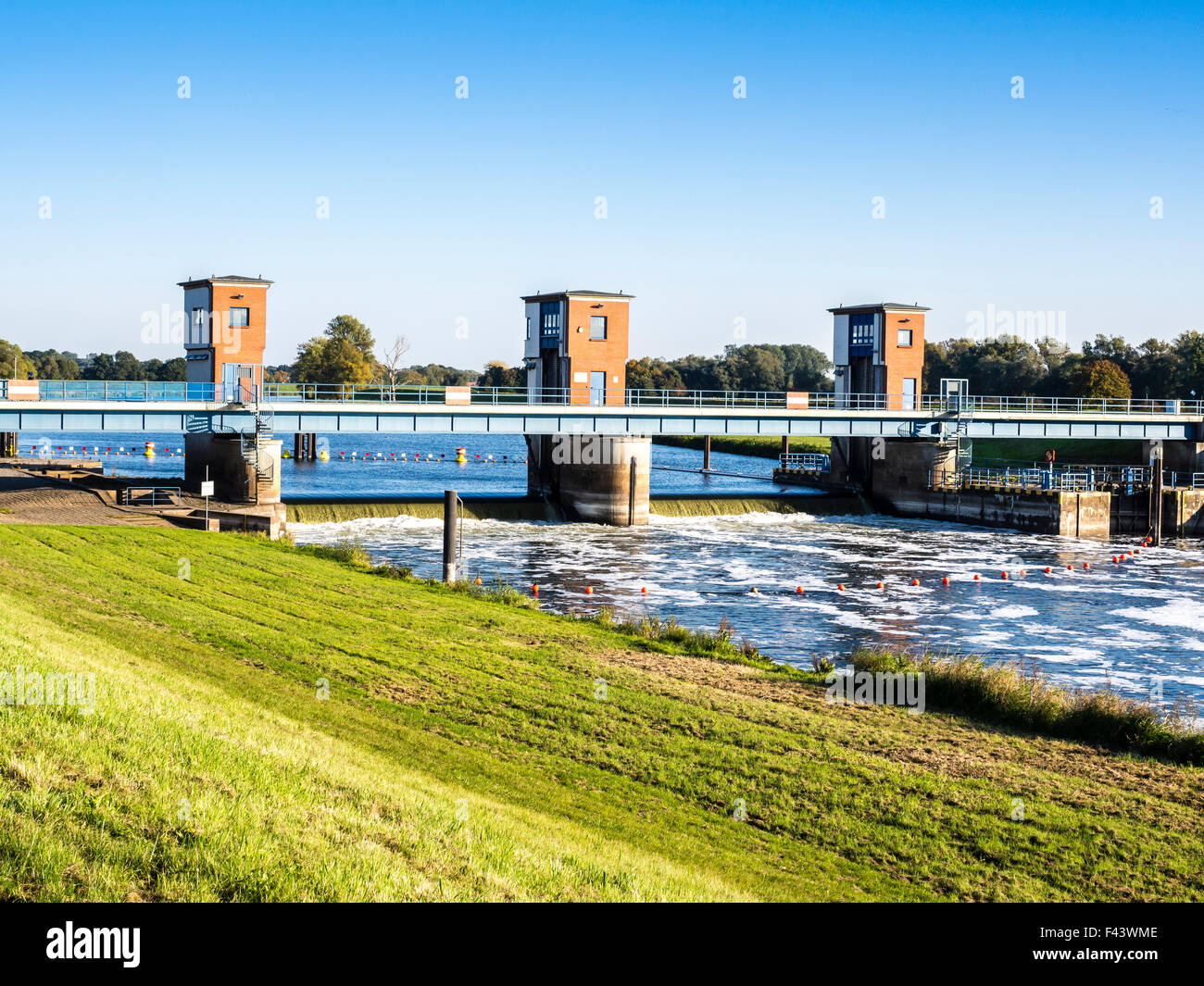 Fluss Havel, hier in einem Kanal Gnevsdorfer Vorfluter vor fließt der Fluss Elbe, Hochwasserschutz, Elbe-Radweg, Wette Stockfoto