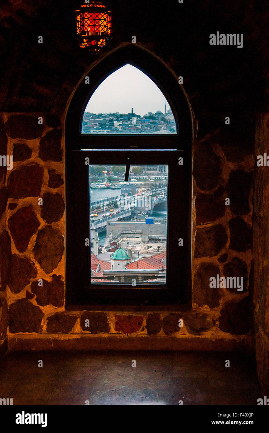 Fenster im Hinblick auf golden Horn Galata-Turm in Istanbul. Stockfoto