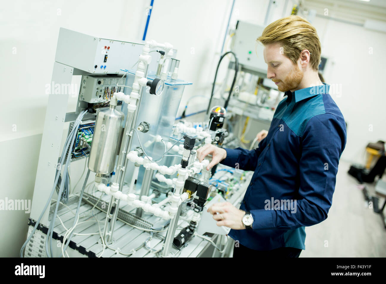 Ingenieur in der Fabrik Stockfoto