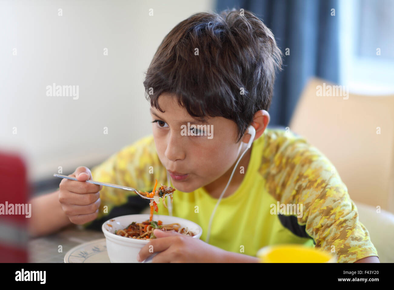 Kleiner Junge beim Abendessen - mit geringen Schärfentiefe Stockfoto
