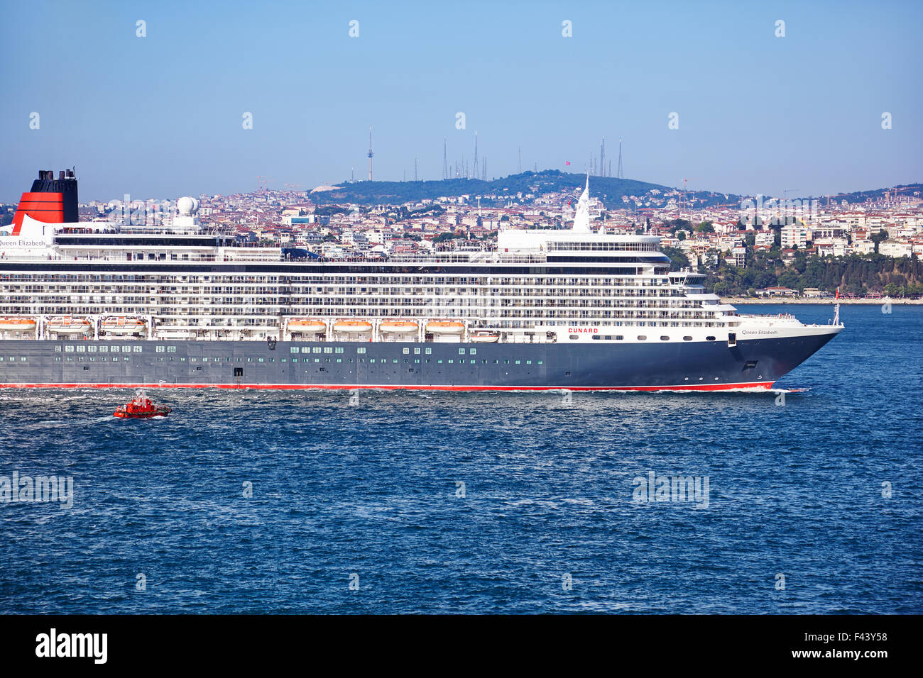 Queen Elizabeth-Liner im Bosporus Stockfoto