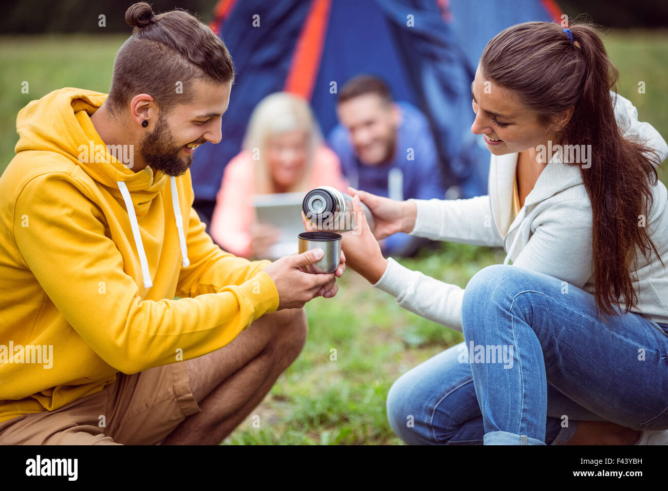 Glückliche Freunde auf einem camping-Ausflug Stockfoto