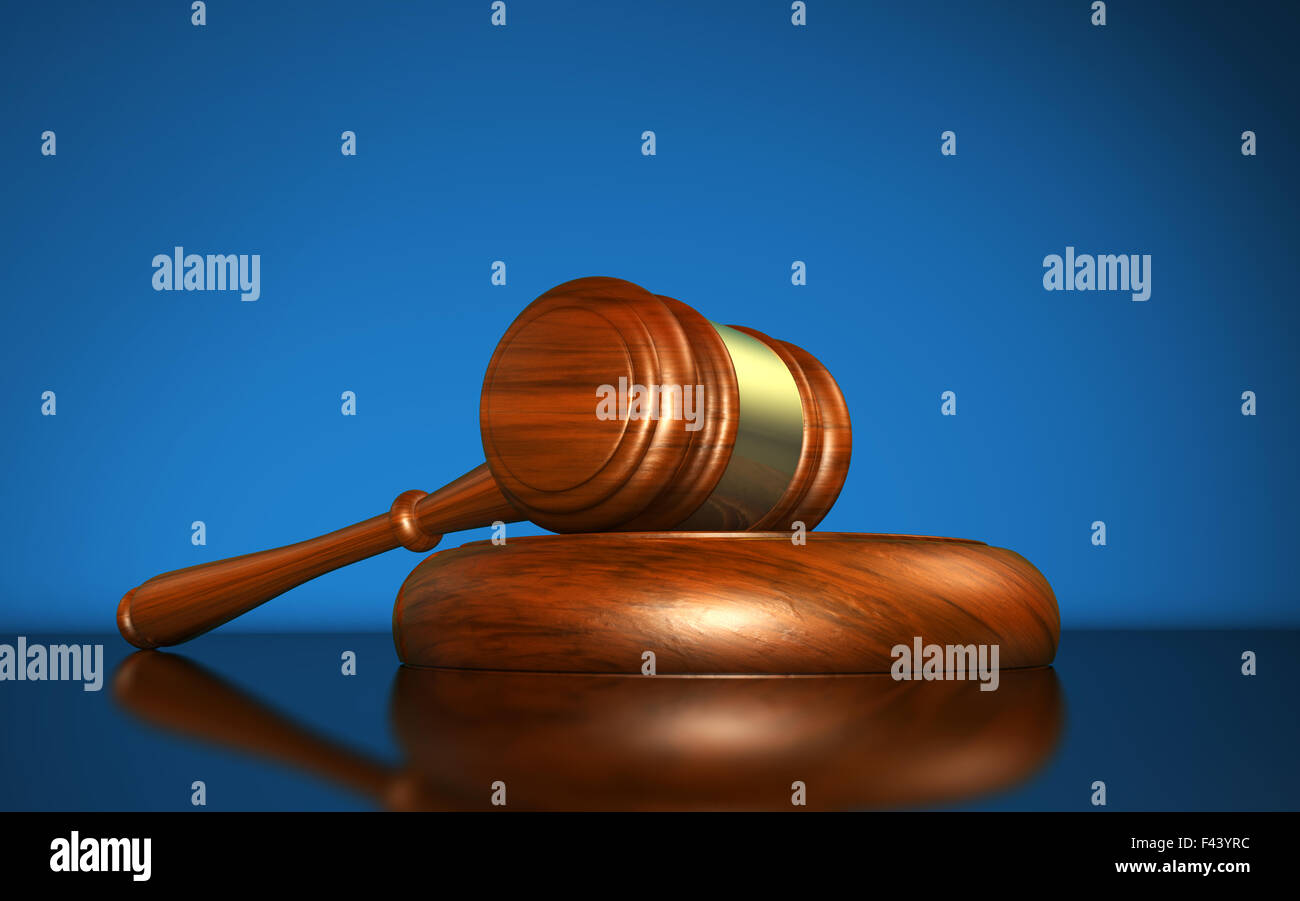 Recht, Gerechtigkeit und Rechtssystem Konzept mit einem hölzernen Hammer Richter Symbol auf blauem Hintergrund. Stockfoto