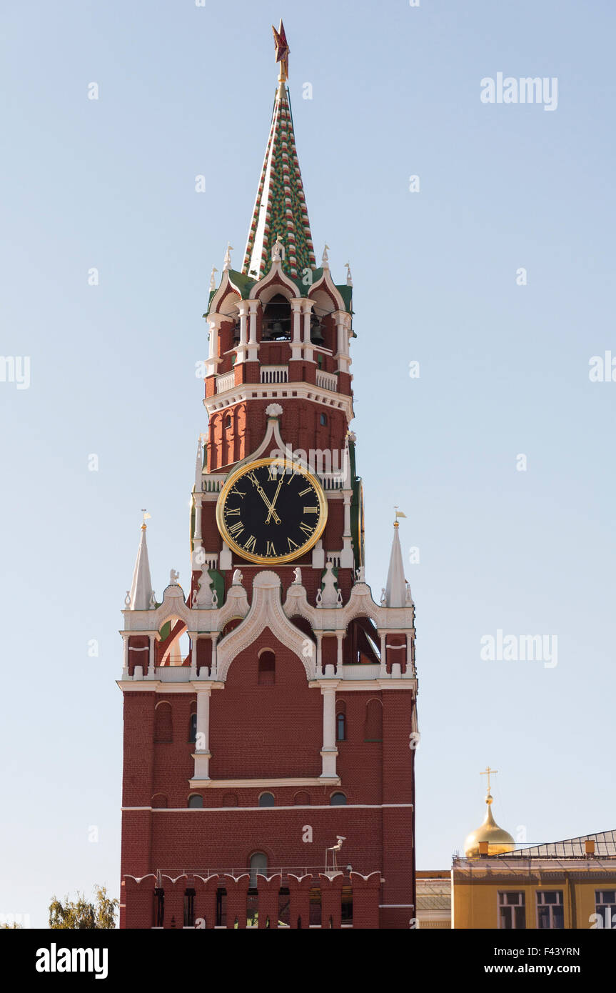 Kreml Spasskaja Turmuhr über sky Stockfoto