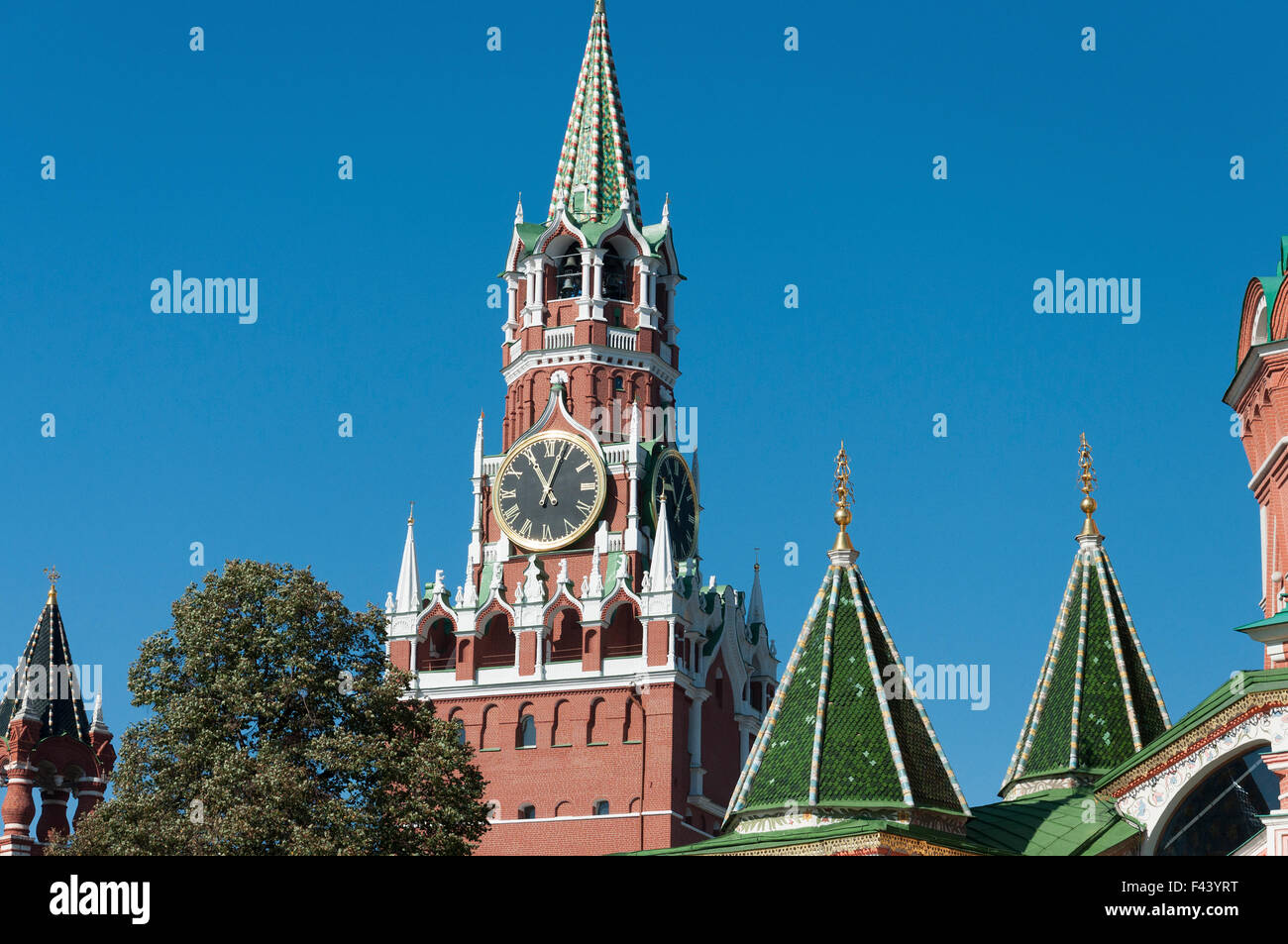 Kreml Spasskaja Turmuhr über sky Stockfoto