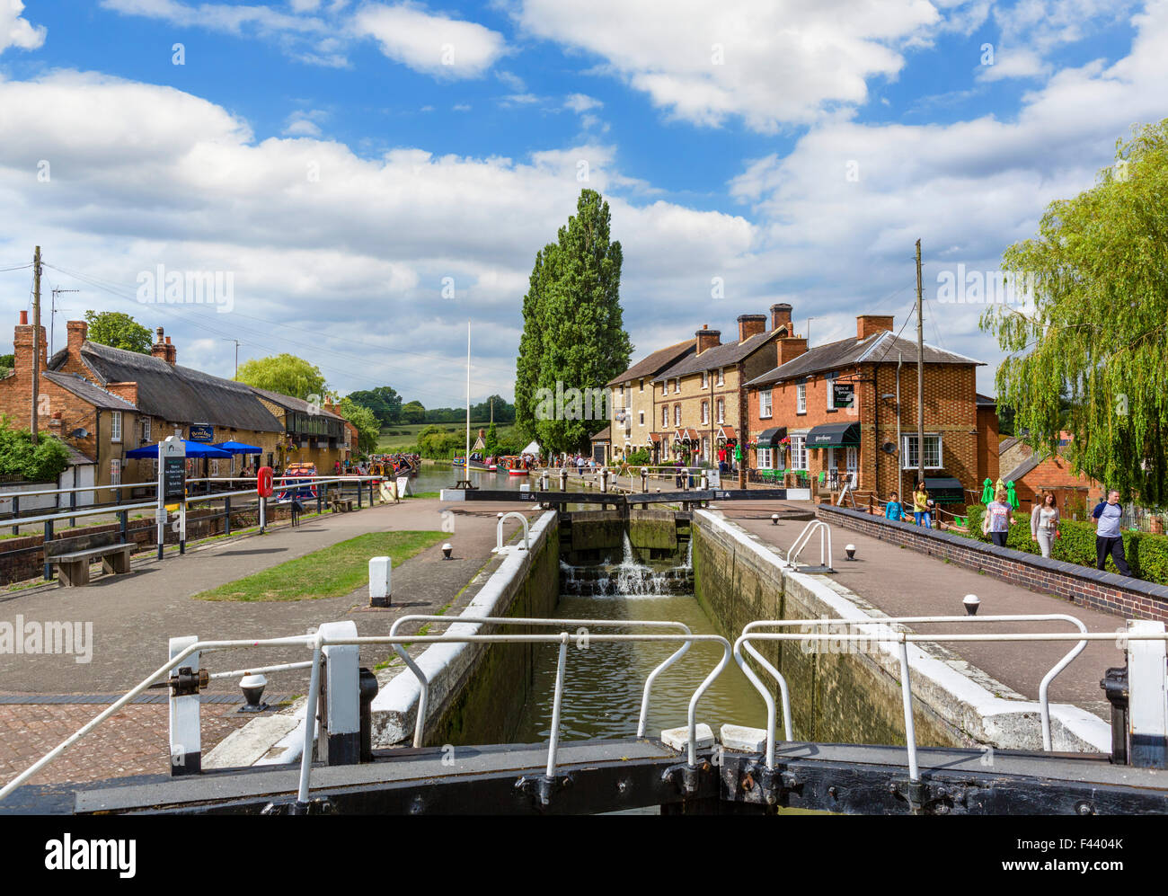Sperren Sie am Grand Union Canal mit Blick auf den Canal Museum, Stoke Bruerne, Northamptonshire, England, UK Stockfoto