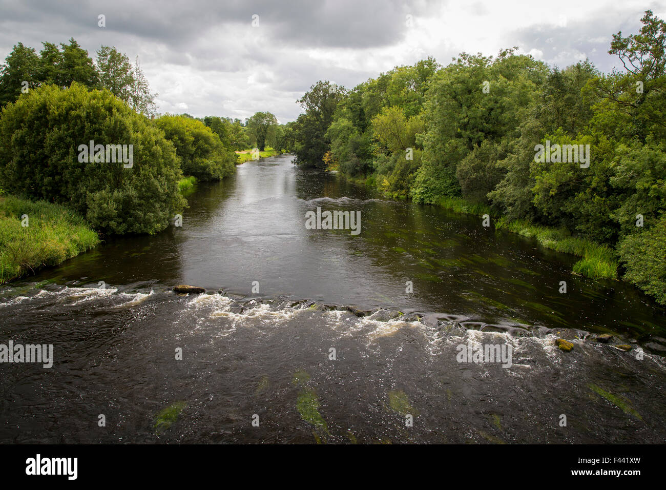 River Erne fließt durch die Stadt Belturbet, County Cavan, Irland Stockfoto