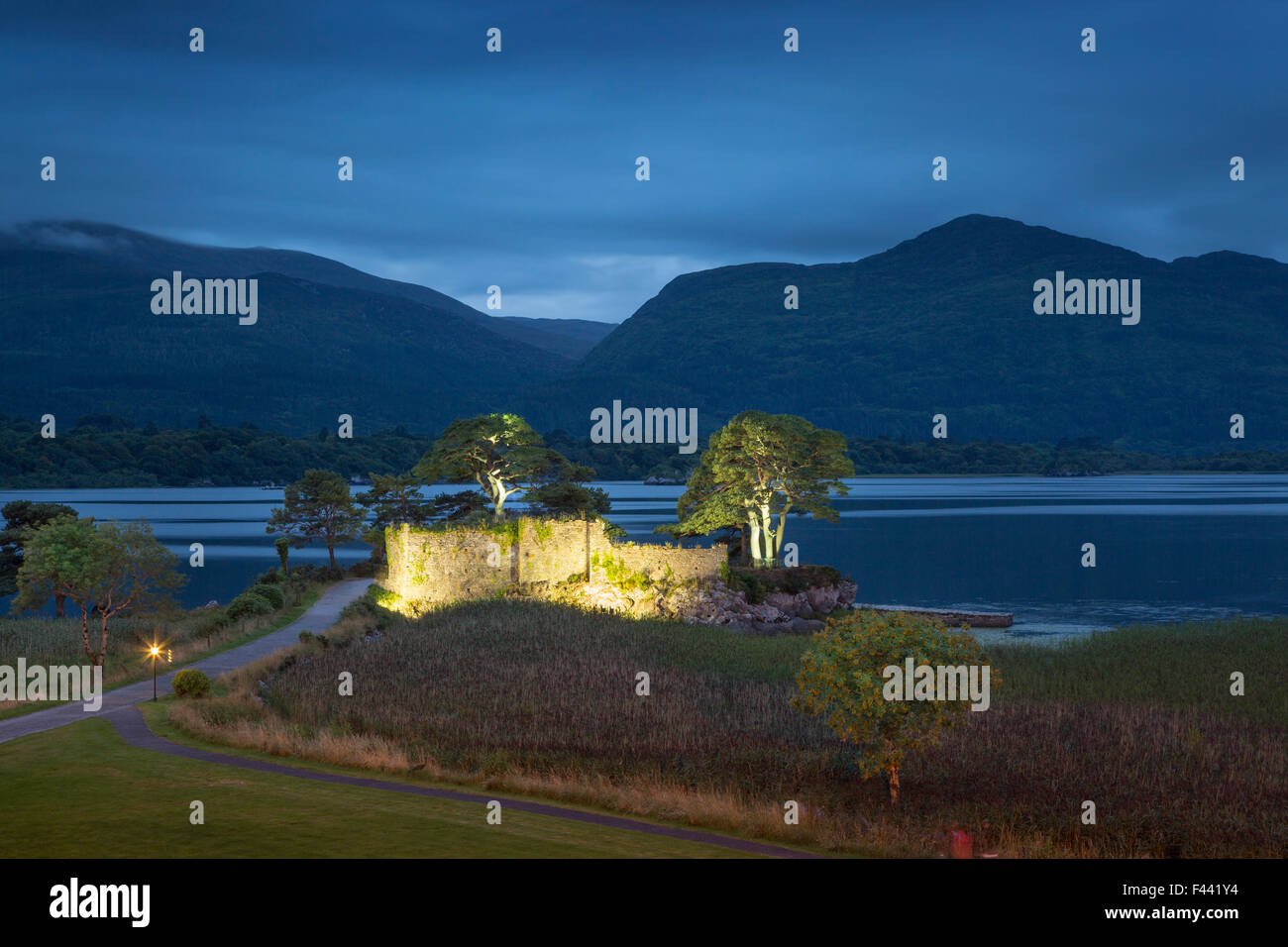 Über McCarthy Mor Burgruinen und Lough Leane, Killarney, County Kerry, Republik Irland Twilight Stockfoto
