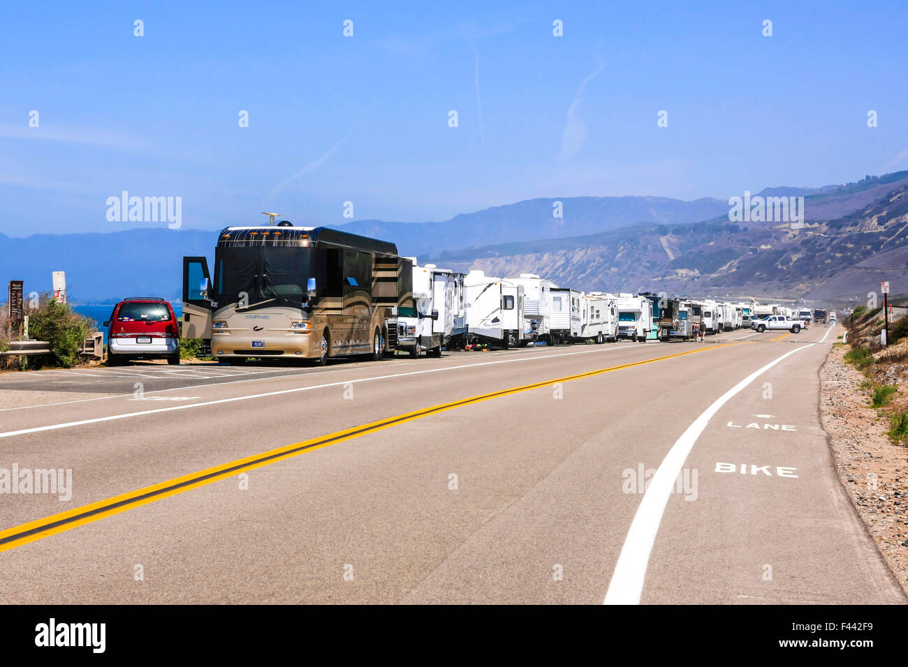 Wohnmobile und Reisen Anhänger abgestellt auf PCH - Pacific Coast Highway Rte 1 Toren Ventura in Kalifornien Stockfoto