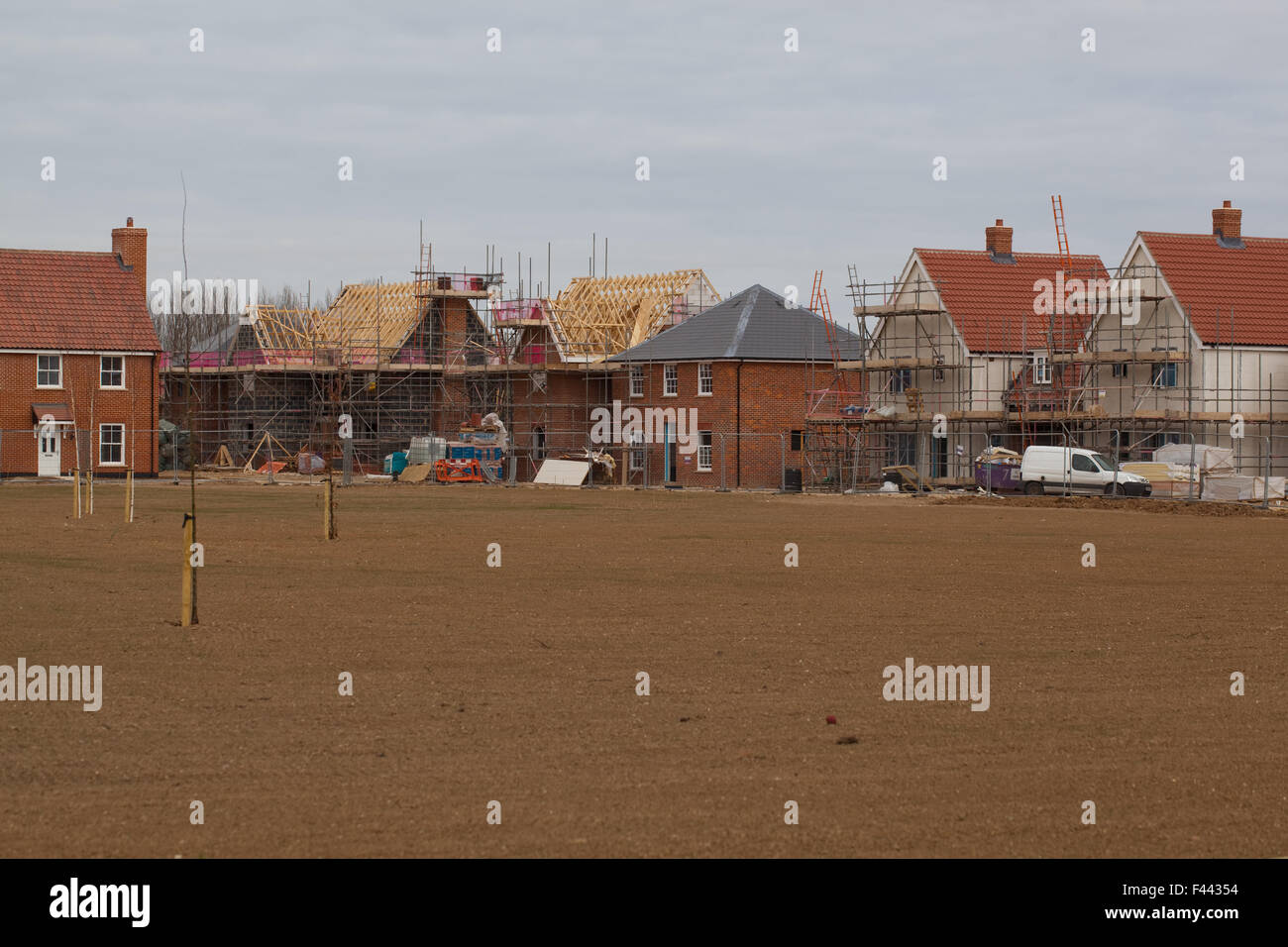 Neues Gehäuse, neue Häuser. Entwicklung auf der grünen Wiese. Stalham. Norfolk. East Anglia. England. VEREINIGTES KÖNIGREICH. 2015 Stockfoto