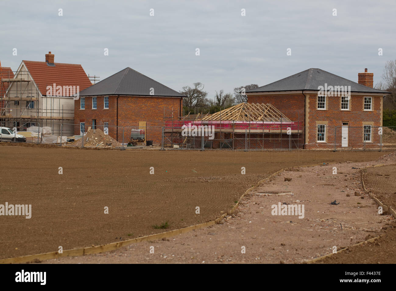 Neues Gehäuse, neue Häuser. Entwicklung auf der grünen Wiese. Stalham. Norfolk. East Anglia. England. VEREINIGTES KÖNIGREICH. 2015 Stockfoto