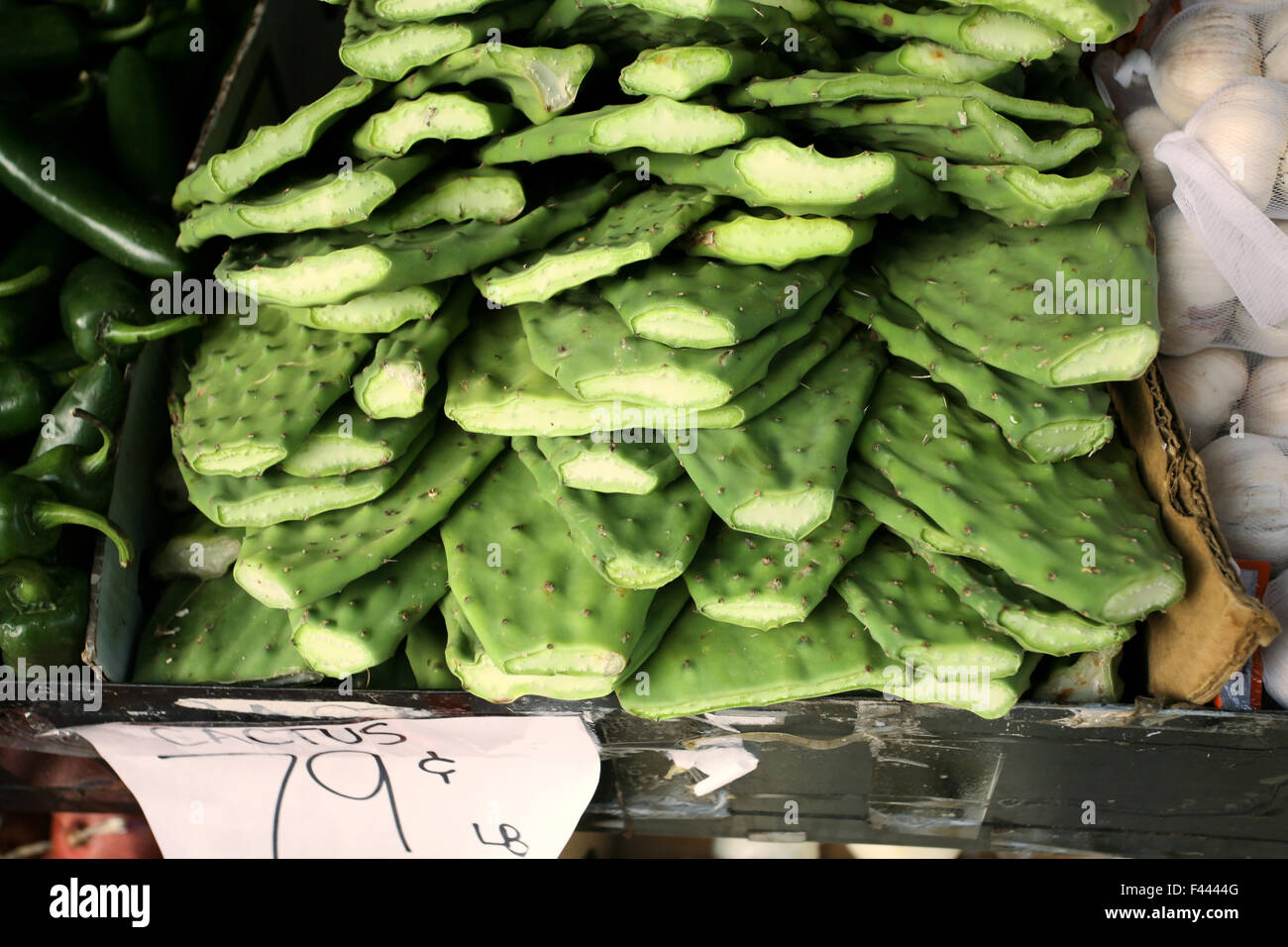 Nopales / Kaktus Paddel im Markt, San Francisco, Kalifornien Stockfoto