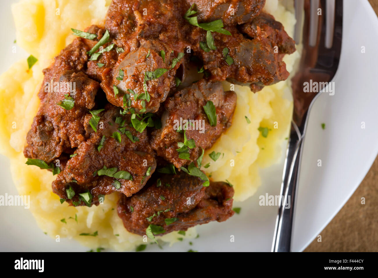 Geflügelleber mit Tomatensauce und Kartoffelpüree Stockfoto