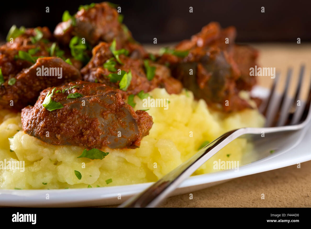 Nahaufnahme von Geflügelleber mit Tomatensauce und Kartoffelpüree Stockfoto