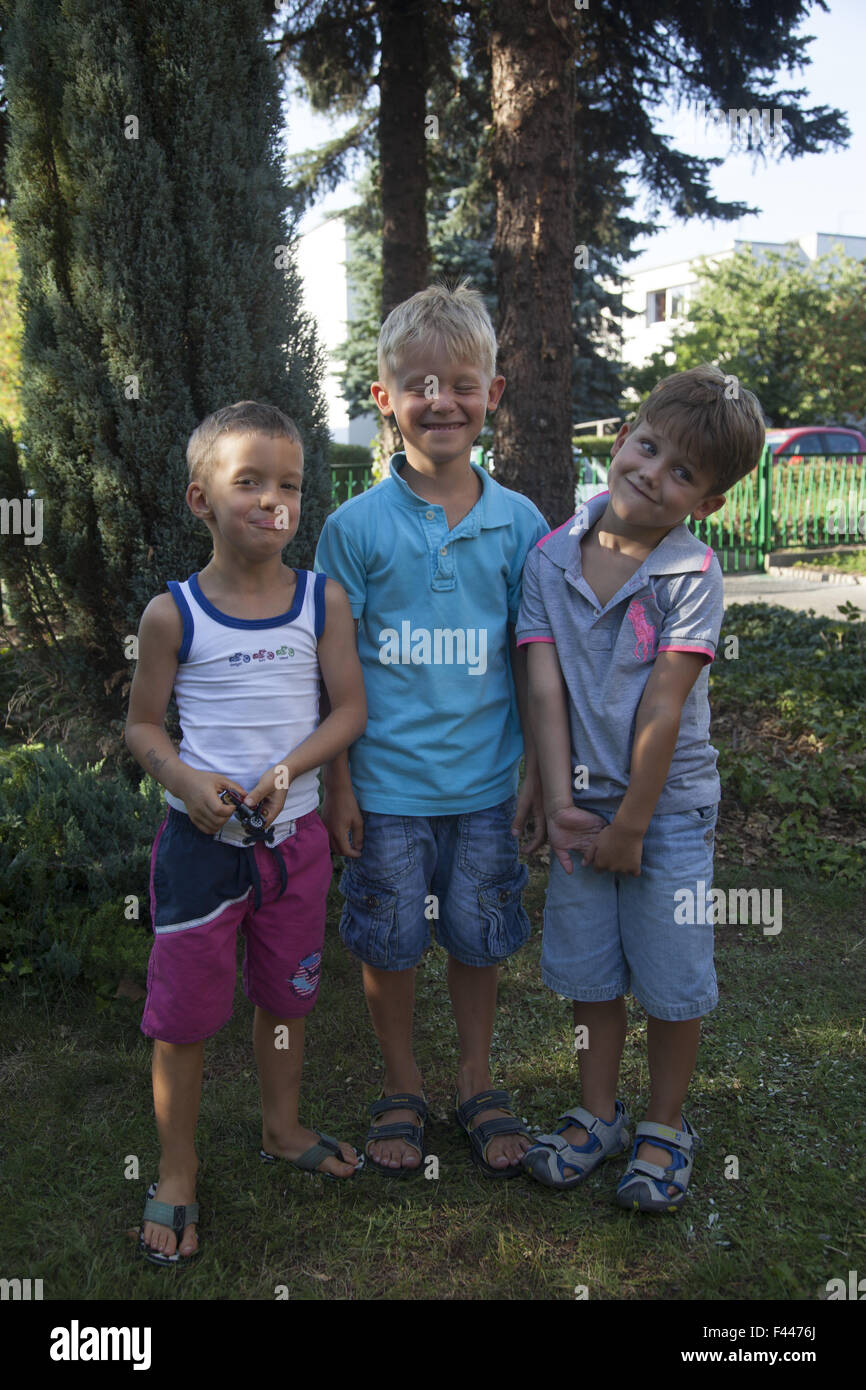 Jungen posieren für ein Porträt. Zwei Brüder mit ihren jüngeren Cousin auf der linken Seite. Stockfoto