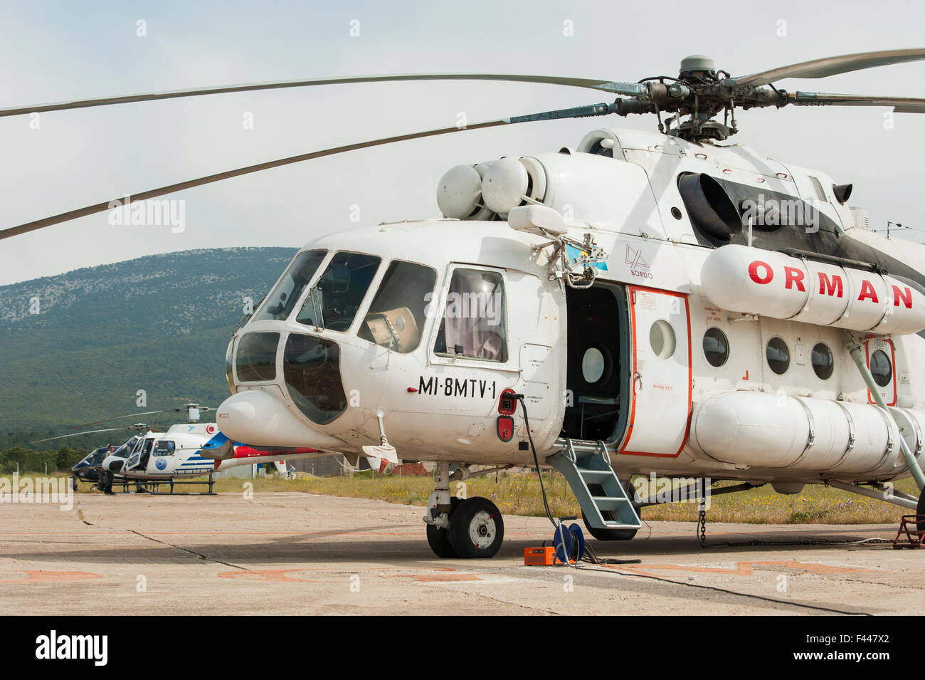 Mil Mi-8 Hubschrauber zur Antenne Brandbekämpfung in der Türkei Stockfoto