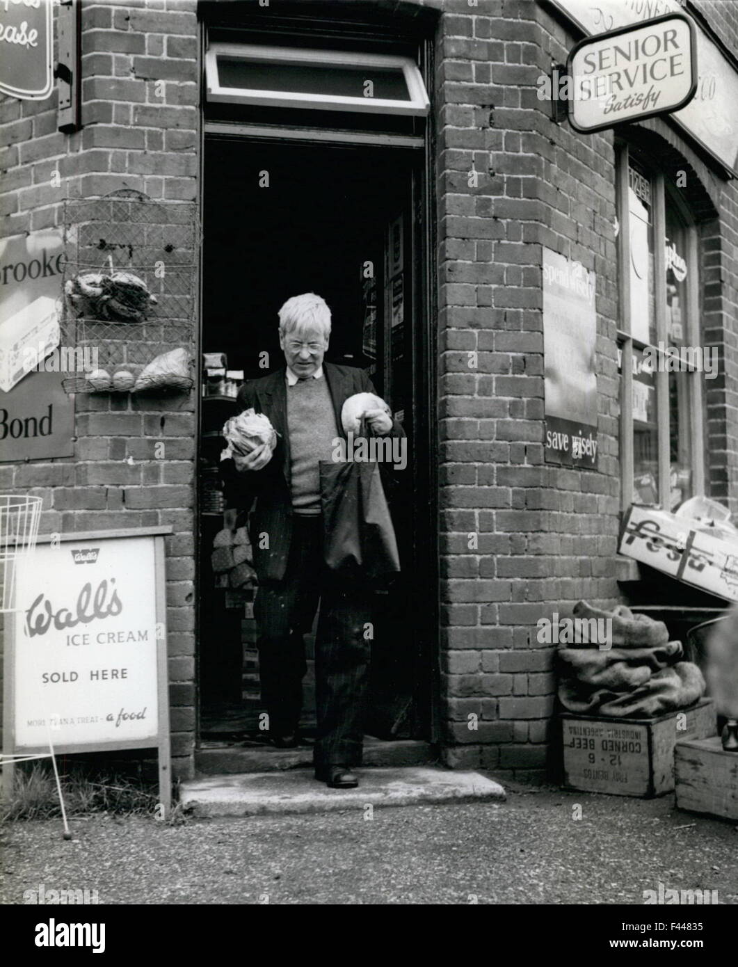 9. Januar 1958 - The Akademiemitglied geht einkaufen im Dorf: Stanley Spencer sammelt seine Lebensmittel von Mrs Mckay laden im Dorf, wo er eine bekannte Figur ist, vor 66 Jahren dort unten gewesen. © Keystone Bilder USA/ZUMAPRESS.com/Alamy Live-Nachrichten Stockfoto