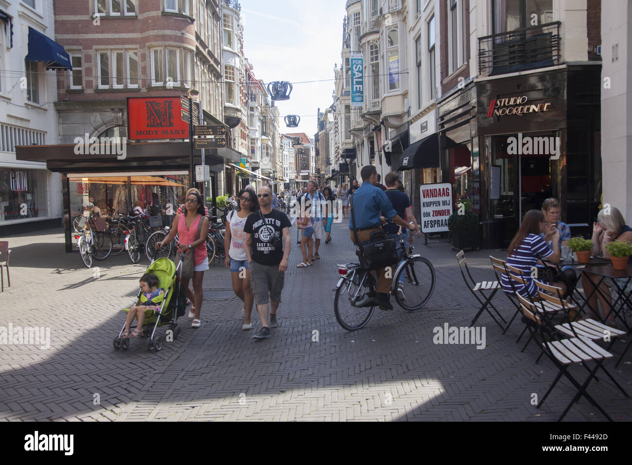 Straße mit vielen Besuchern in der Nähe von Palast Noordeinde, den Haag, Niederlande. Stockfoto