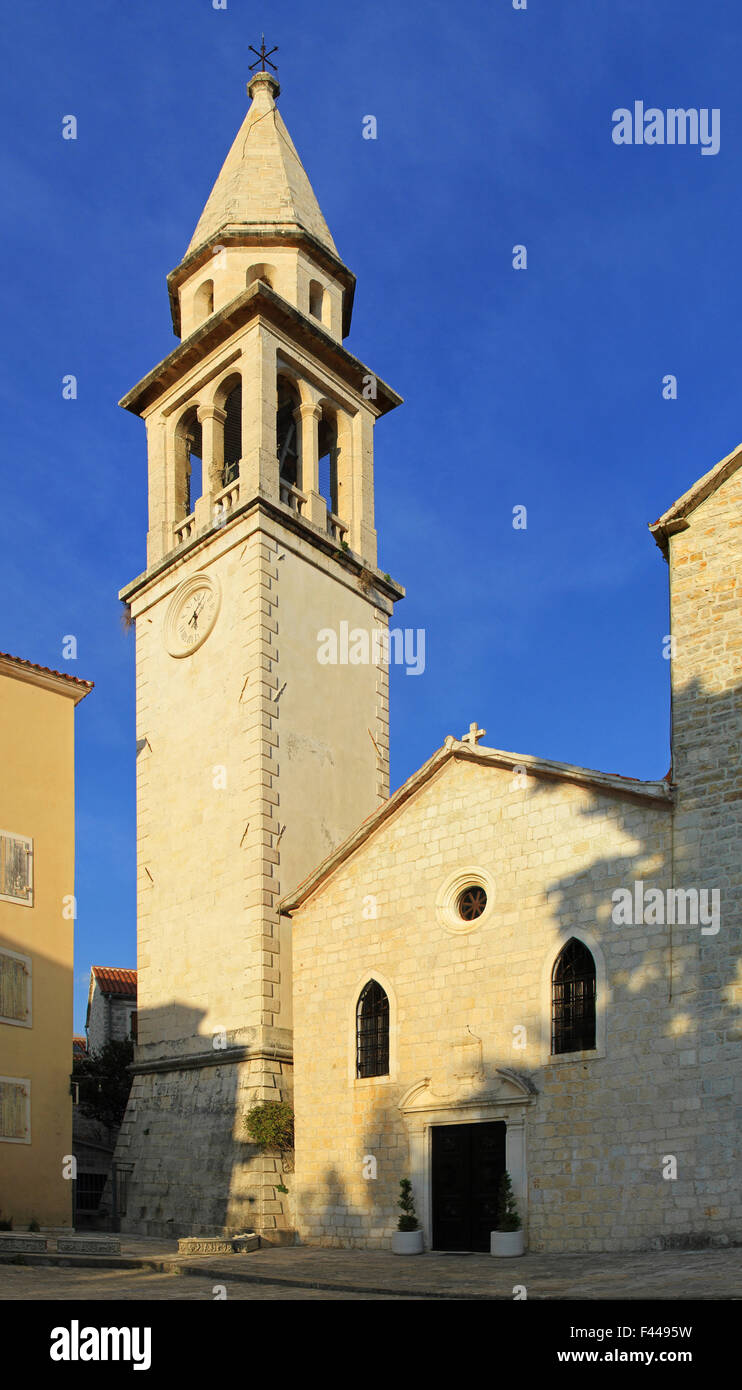 Glockenturm und die Kirche von St. Johannes Budva Stockfoto