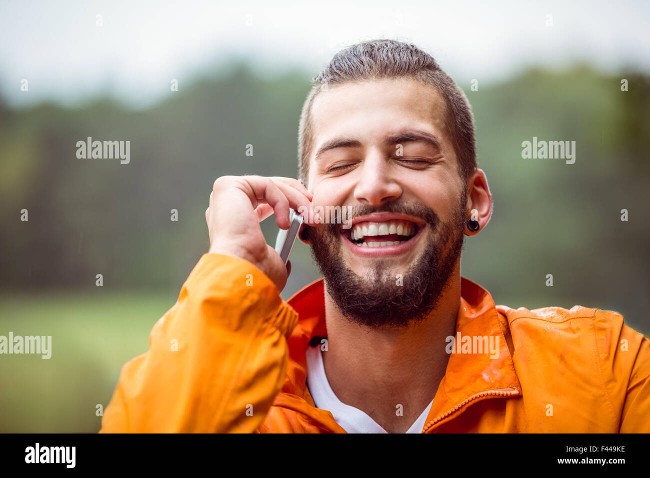 Mann anrufen auf Wanderung Stockfoto