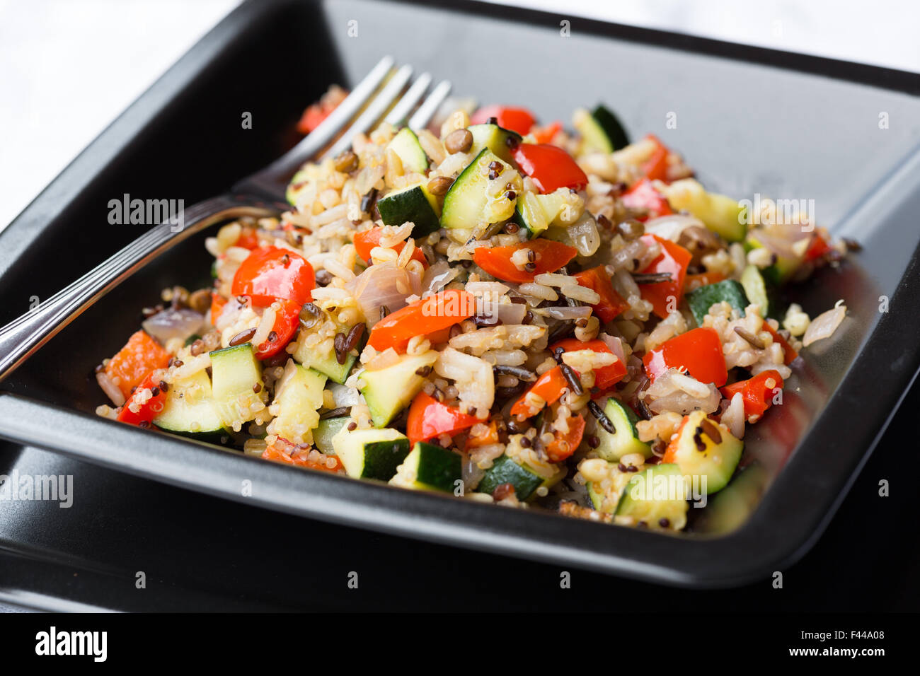 Getreide-Salat-Mix mit Gemüse Stockfoto
