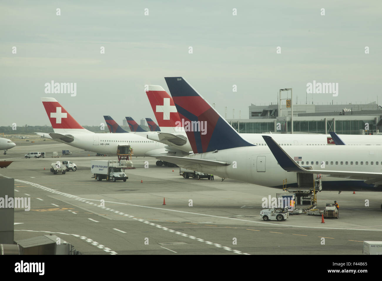 Swiss International Airlines Flugzeuge auf dem Rollfeld in JFK International Airport in New York City. Stockfoto