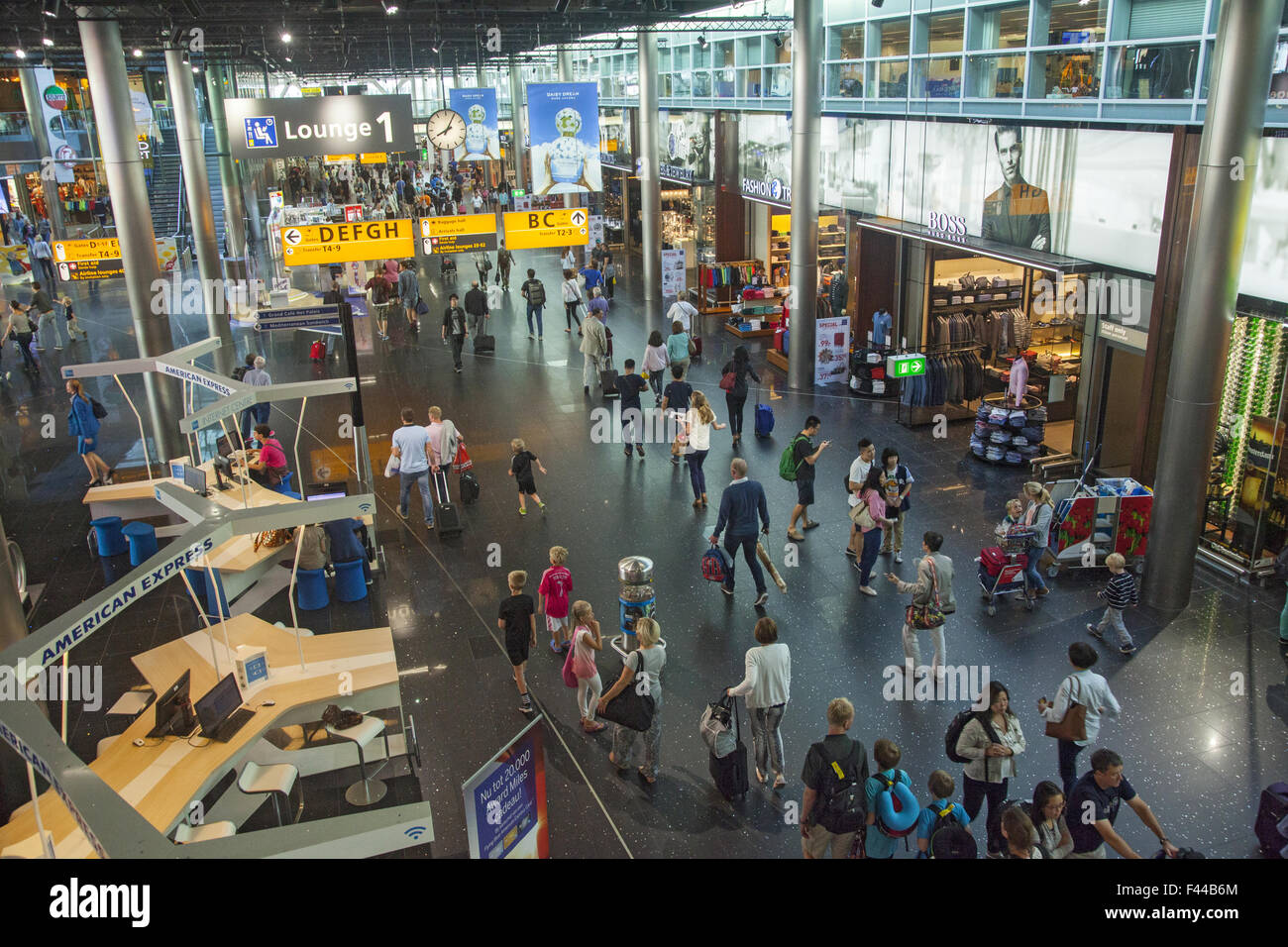 Sommer-Reisende im Terminal am JFK International Airport in New York City. Stockfoto