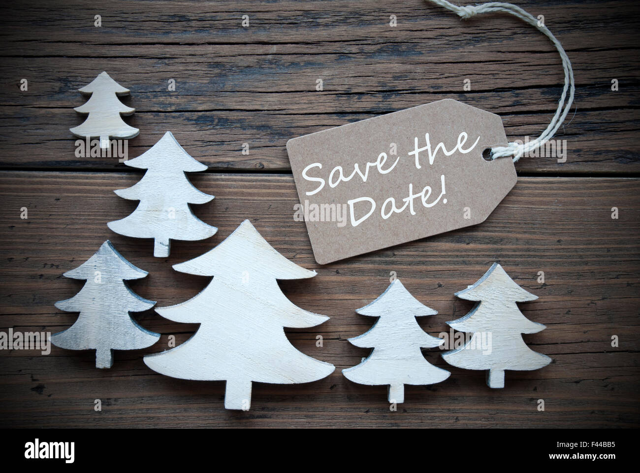 Label und Weihnachtsbäume mit Save The Date Stockfoto