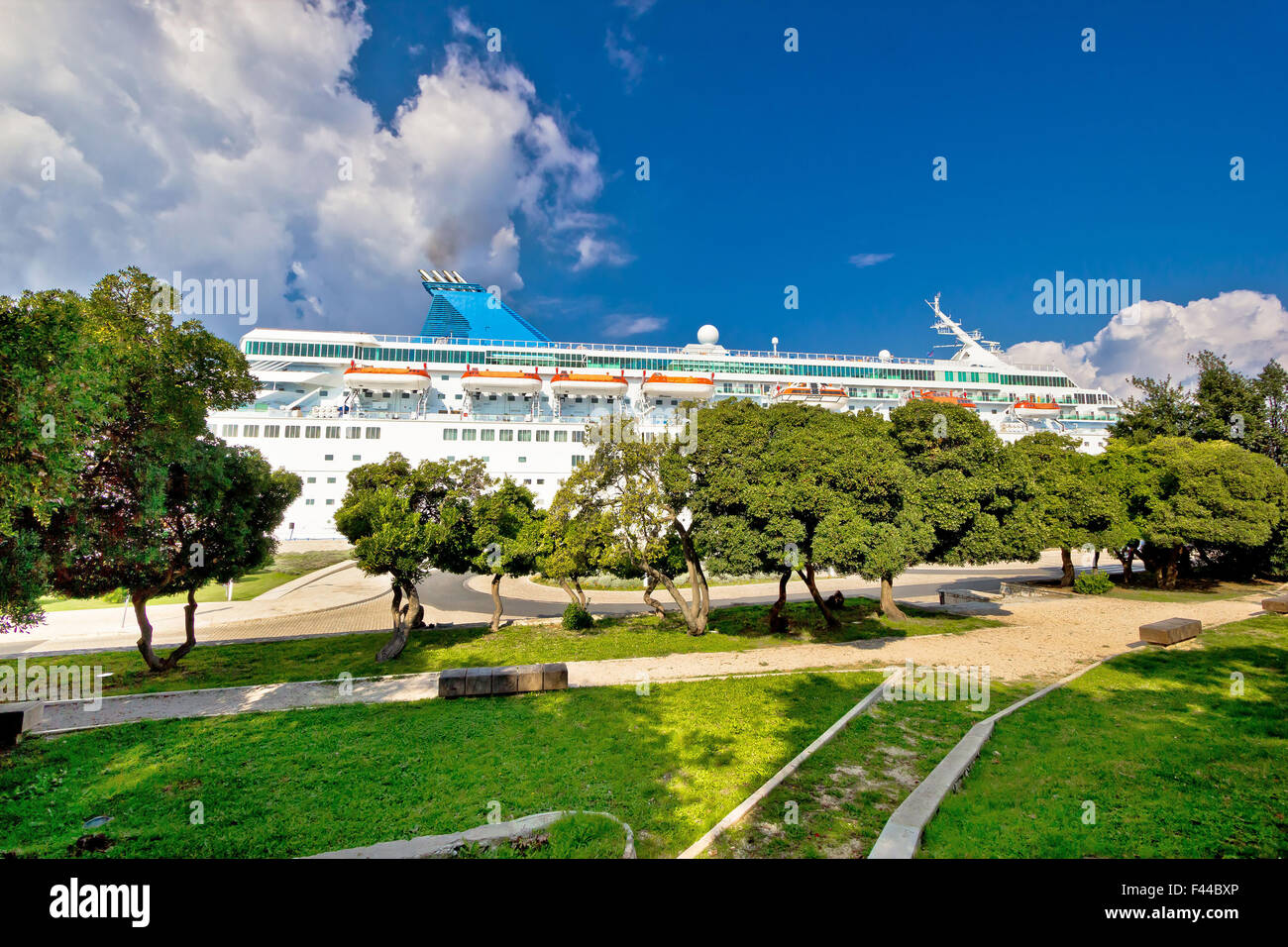 Kreuzer Schiff am Dock Park view Stockfoto