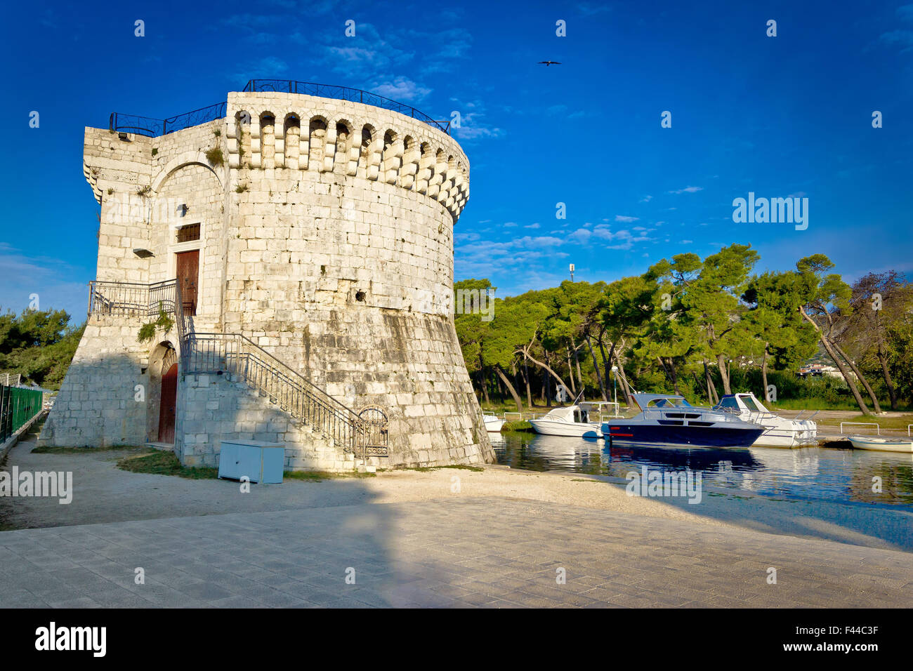 Trogir alten steinernen Turm am Meer Stockfoto
